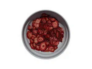 Tranches de fraises grecques séchées faites maison dans un bol blanc