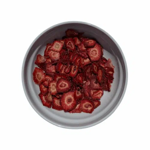 Tranches de fraises grecques séchées faites maison dans un bol blanc