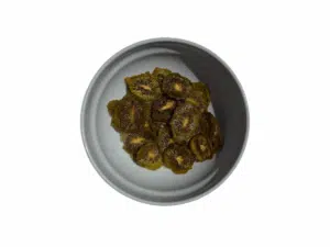 Tranches de kiwi grec séchées faites maison dans un bol blanc