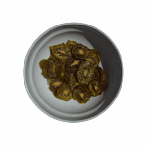 Fette di kiwi greco essiccato fatto in casa in una ciotola bianca