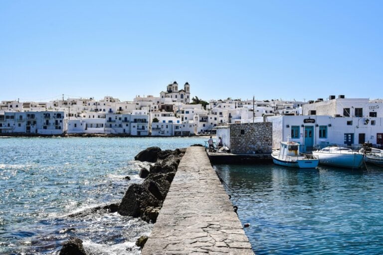 Vue du port traditionnel de Paros avec maisons blanches et mer Égée scintillante