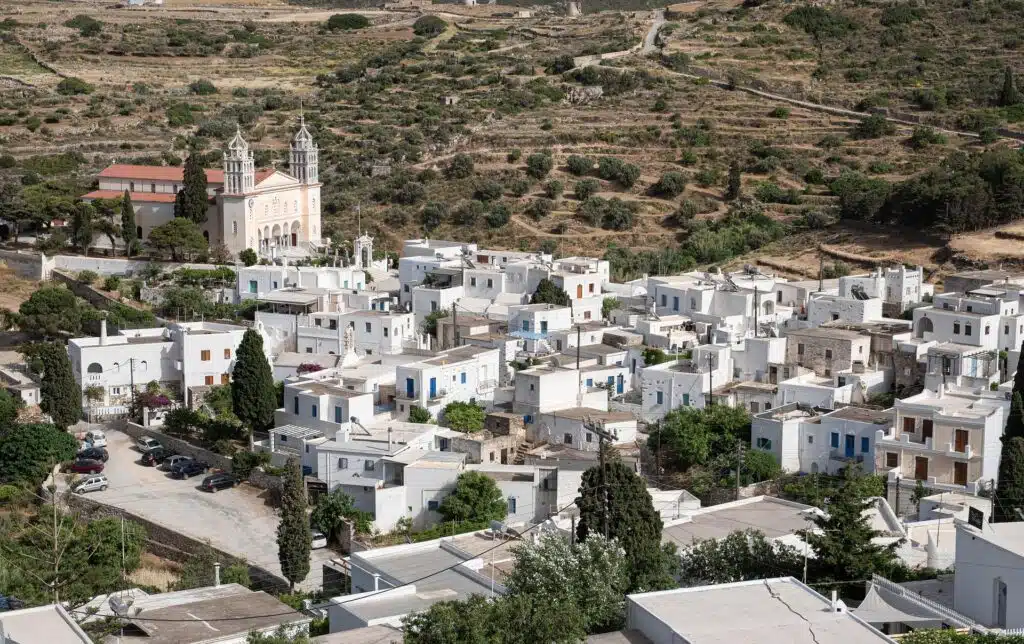 Vue panoramique sur le village traditionnel de Lefkes à Paros en Grèce