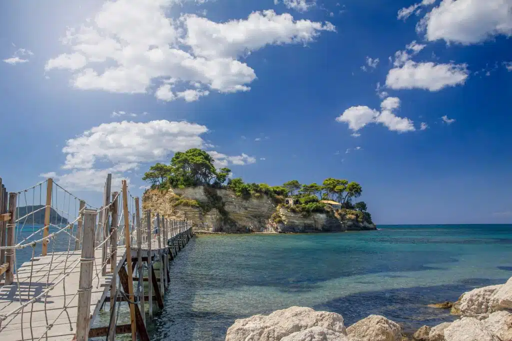 Passerelle en bois vers l’île Cameo à Zakynthos avec mer turquoise et ciel bleu