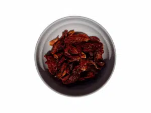 Tomates grecques séchées au soleil sans huile, avec origan et thym, présentées dans un bol