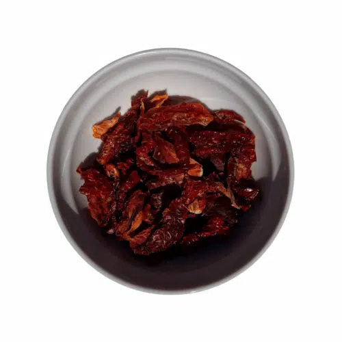 Tomates grecques séchées au soleil sans huile, avec origan et thym, présentées dans un bol