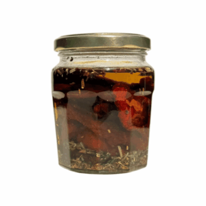 Pomodori secchi greci in barattolo con olio d'oliva.
