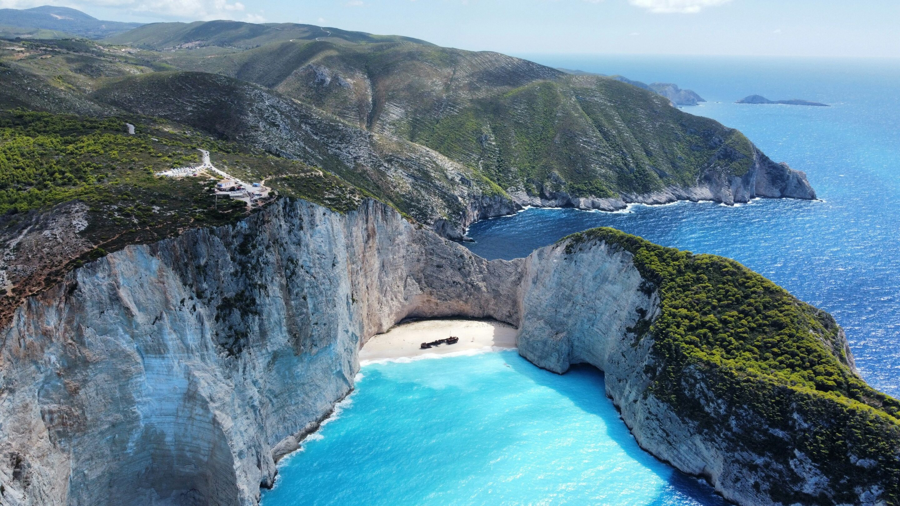 Visiter Zakynthos : plage de Navagio avec épave et eaux turquoise