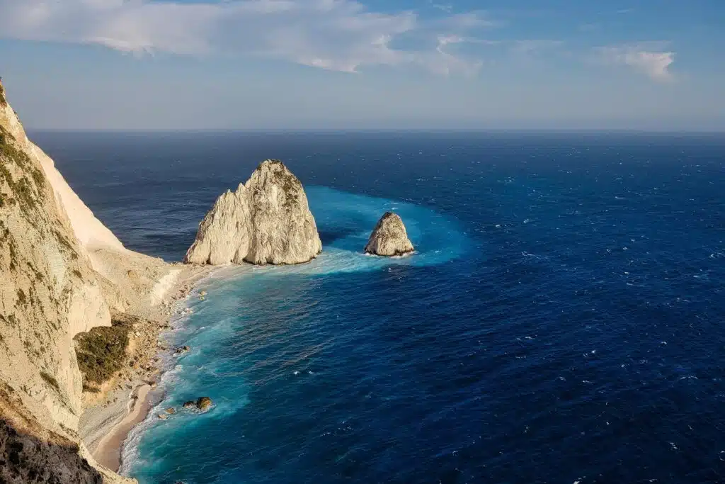 Côte rocheuse de Zakynthos avec mer turquoise et falaises escarpées