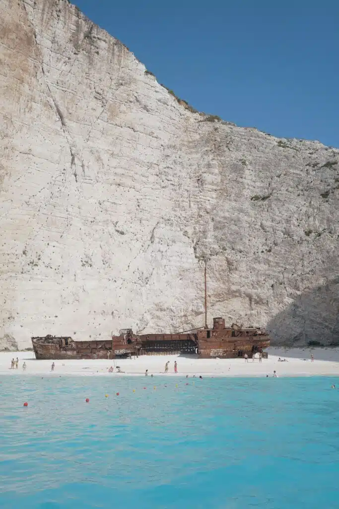 Épave de bateau sur la plage Navagio à Zakynthos en Grèce