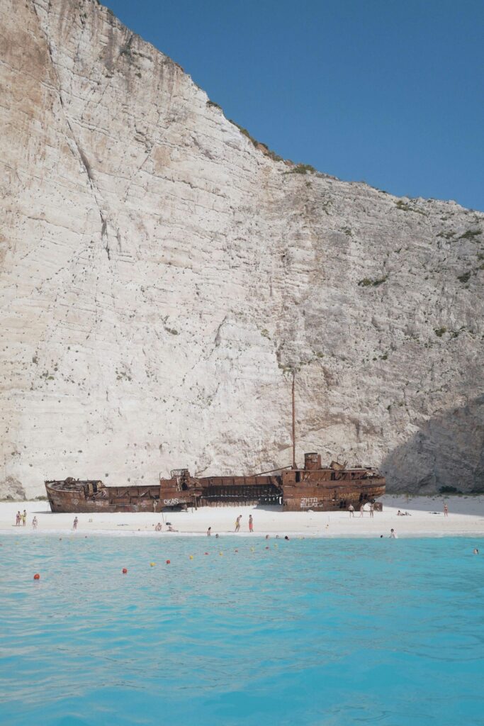 Épave de bateau sur la plage Navagio à Zakynthos en Grèce