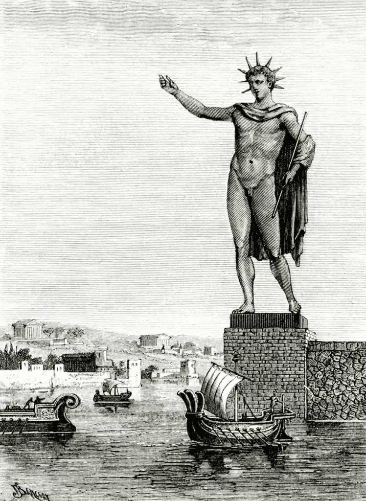 Gravure ancienne du Colosse de Rhodes dressé sur un piédestal à l’entrée du port grec