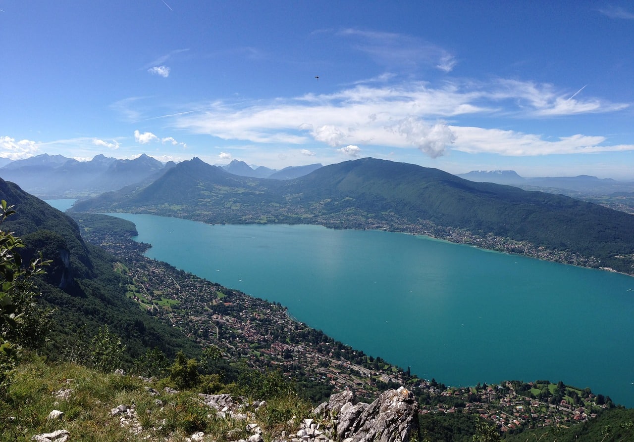 Vue panoramique sur le lac d’Annecy entouré de montagnes en Haute-Savoie