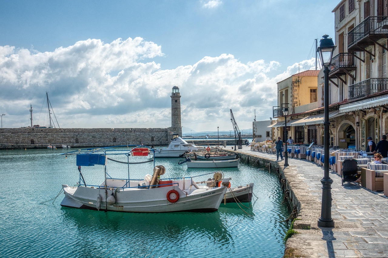 Port vénitien de Réthymnon en Crète avec bateaux et phare historique