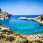 Baie de Lindos à Rhodes – plage de sable et eaux turquoise