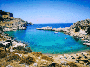 Baie de Lindos à Rhodes – plage de sable et eaux turquoise