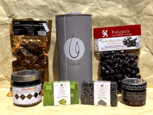 Coffret cadeaux de produits traditionnels grecs avec huile d’olive, olives, dolmades et savons artisanaux