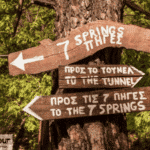 Panneaux directionnels vers Seven Springs Rhodes – excursion GreTour