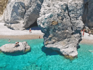 Excursion privée en bateau côte est de Rhodes – mer turquoise et falaises