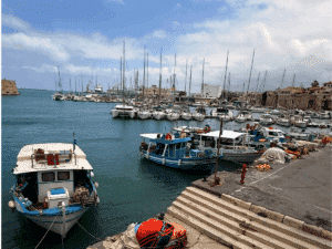 Bateaux de pêche et voiliers dans le vieux port d’Héraklion en Crète