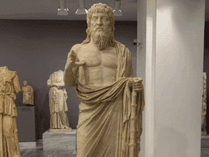 Statue antique exposée au musée archéologique d’Héraklion en Crète