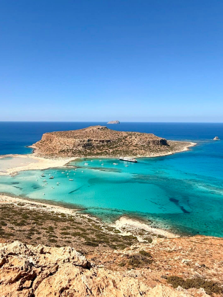 Plage de Balos en Crète avec eau turquoise et sable blanc, vue sur l’île