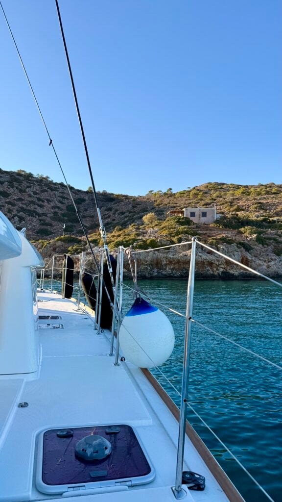 vue depuis un catamaran à Chania en Crète, face à l’île Thodorou au coucher du soleil