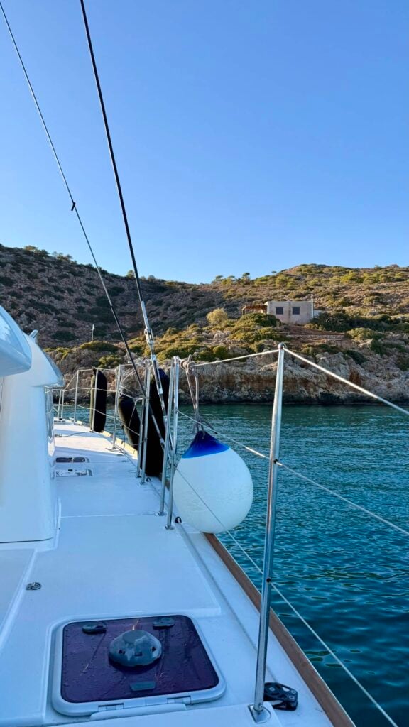 vue depuis un catamaran à Chania en Crète, face à l’île Thodorou au coucher du soleil