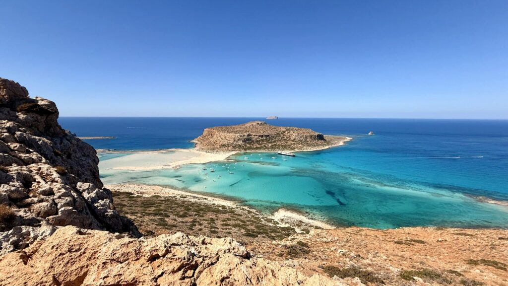 Lagon de Balos et île de Gramvoussa en Crète, vue panoramique depuis les hauteurs