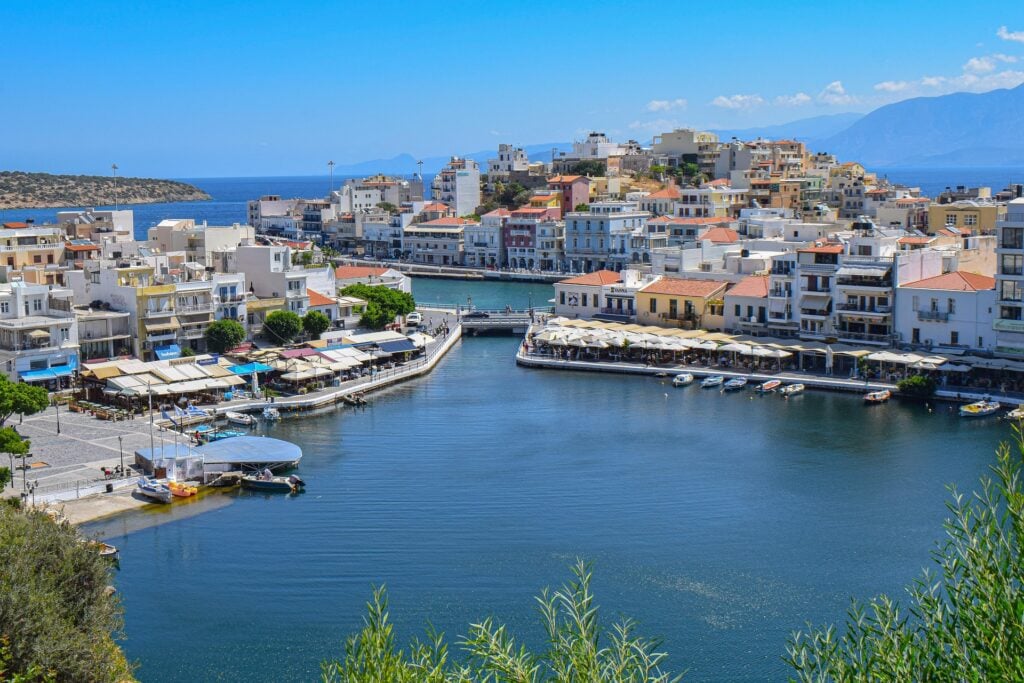 Vue du port d’Agios Nikolaos en Crète, avec ses maisons blanches et ses terrasses en bord de mer