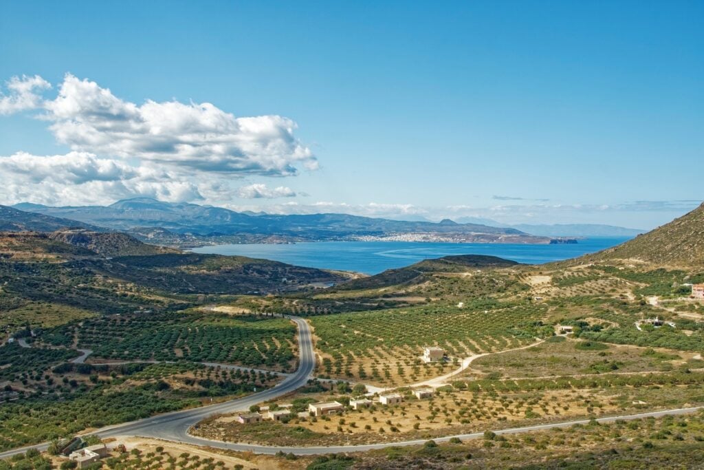 Paysage de Sitia à l’est de la Crète, avec oliveraies et vue sur la mer Égée