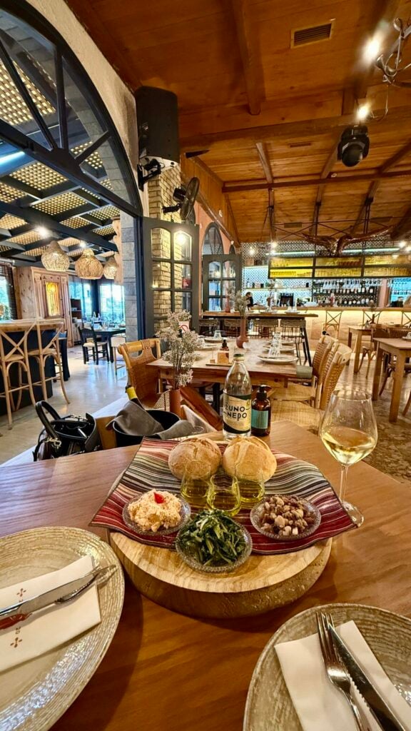 Intérieur d’une taverne crétoise traditionnelle dans la région d’Héraklion avec mezzés et huile d’olive