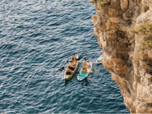 Kayak et paddle à Rhodes près des falaises