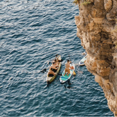 Kayak et paddle à Rhodes près des falaises
