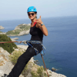 Escalade à Rhodes avec une participante sur falaise.