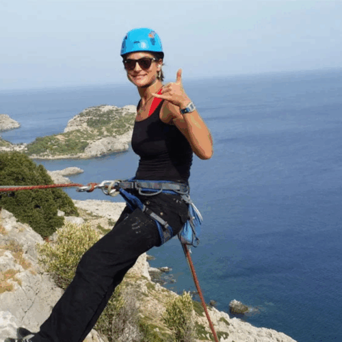 Escalade à Rhodes avec une participante sur falaise.