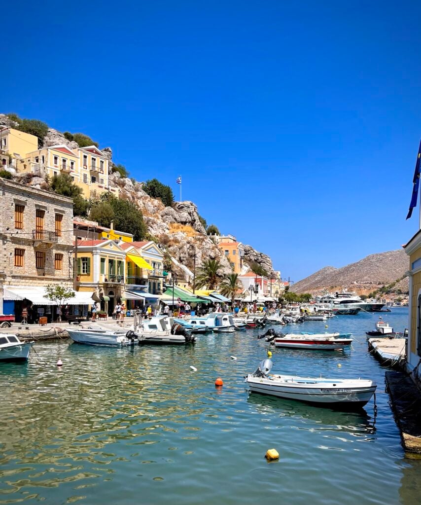 Port coloré de l’île de Symi avec bateaux et maisons néoclassiques