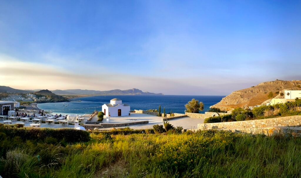 Vue sur la baie de Lindos avec chapelle blanche et lumière dorée