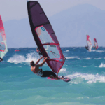 Session de planche à voile à Rhodes avec plusieurs riders.