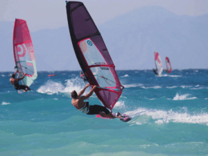 Session de planche à voile à Rhodes avec plusieurs riders.