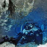 Plongée sous-marine à Rhodes avec un plongeur dans une grotte