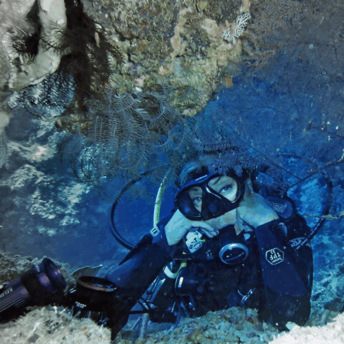 Plongée sous-marine à Rhodes avec un plongeur dans une grotte