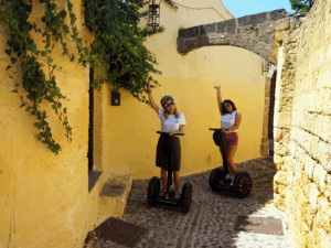 Visite de Rhodes en segway avec deux participantes dans une ruelle.