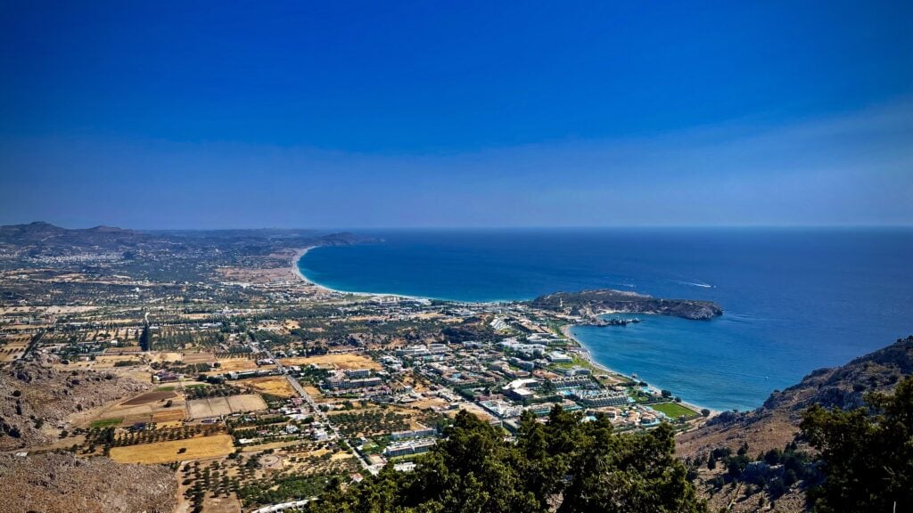 Vue depuis le monastère de Tsambika sur la baie et une chapelle blanche à Rhodes
