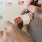 Gravure artisanale d’un sceau traditionnel lors d’un atelier créatif à Athènes