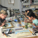 Participants peignant des paysages grecs lors d’un atelier d’aquarelle à Athènes