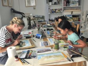 Participants peignant des paysages grecs lors d’un atelier d’aquarelle à Athènes