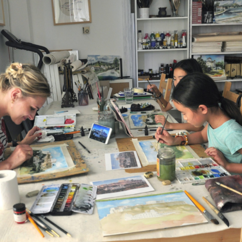 Participants peignant des paysages grecs lors d’un atelier d’aquarelle à Athènes