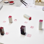 Sceaux artisanaux en pierre avec motifs gravés et impressions rouges lors d’un atelier à Athènes