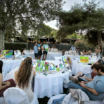 Atelier de peinture en plein air à Athènes avec exposition des œuvres et participants réunis