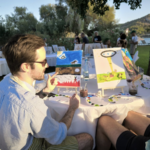 Participant peignant une toile lors d’un atelier de peinture en plein air à Athènes